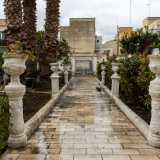 Percorriamo quindi il viale principale, scandito da sei colonnine bianche con girasoli in rilievo, chiaro richiamo all�estate...
